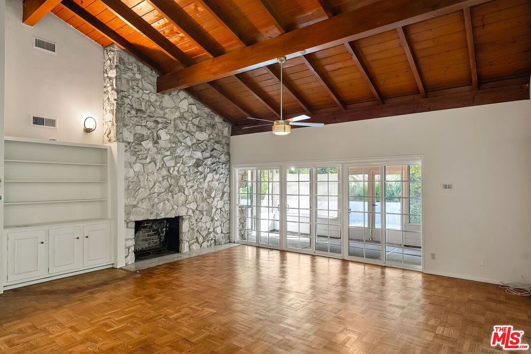 2068 N Beverly Dr