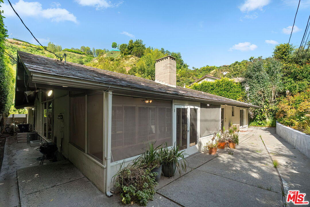 2068 N Beverly Dr