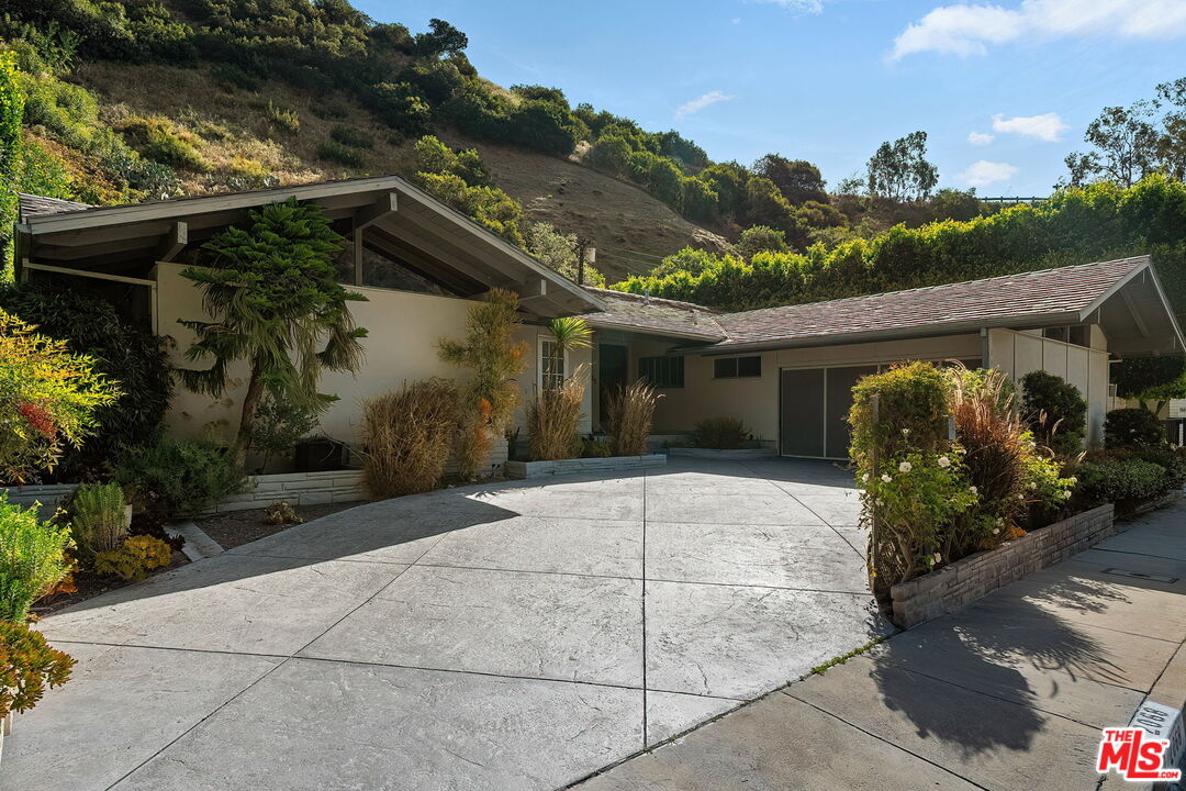 2068 N Beverly Dr