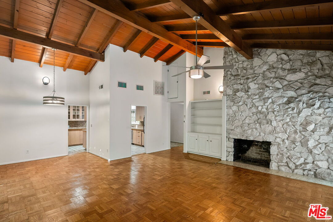 2068 N Beverly Dr