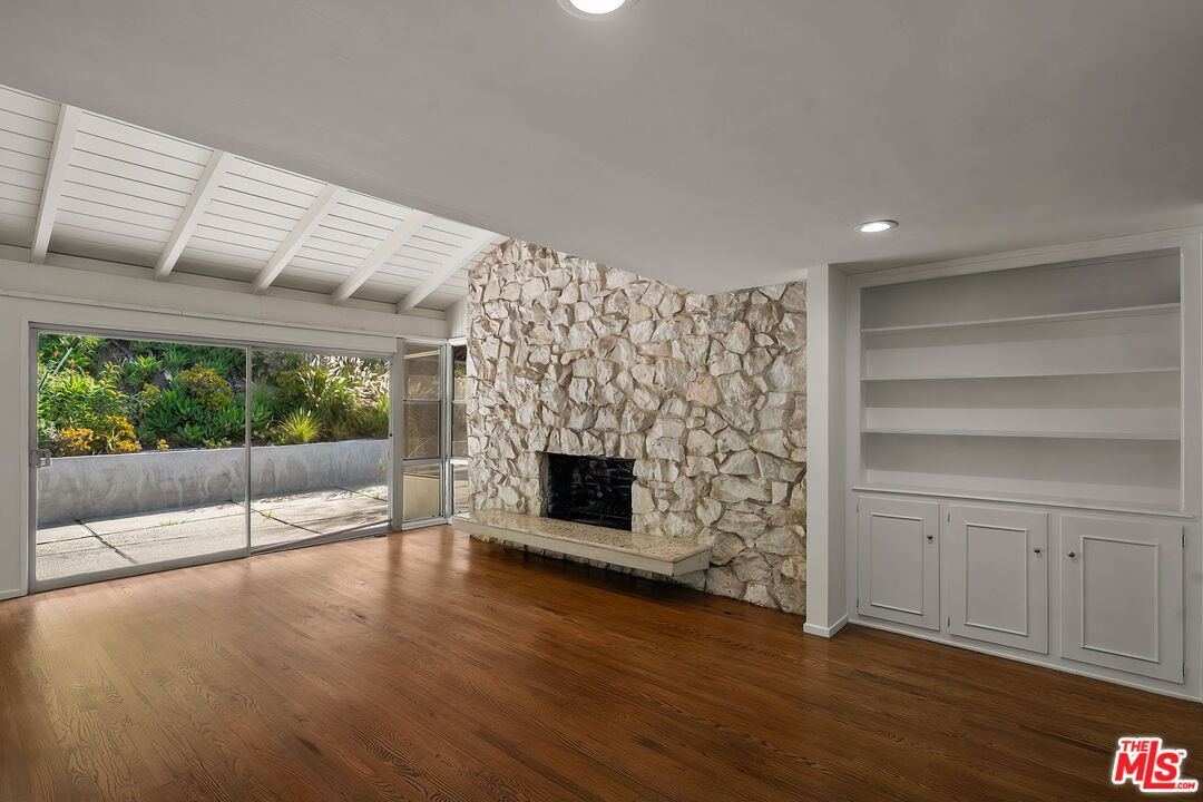 2068 N Beverly Dr