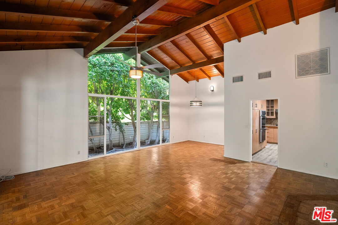 2068 N Beverly Dr