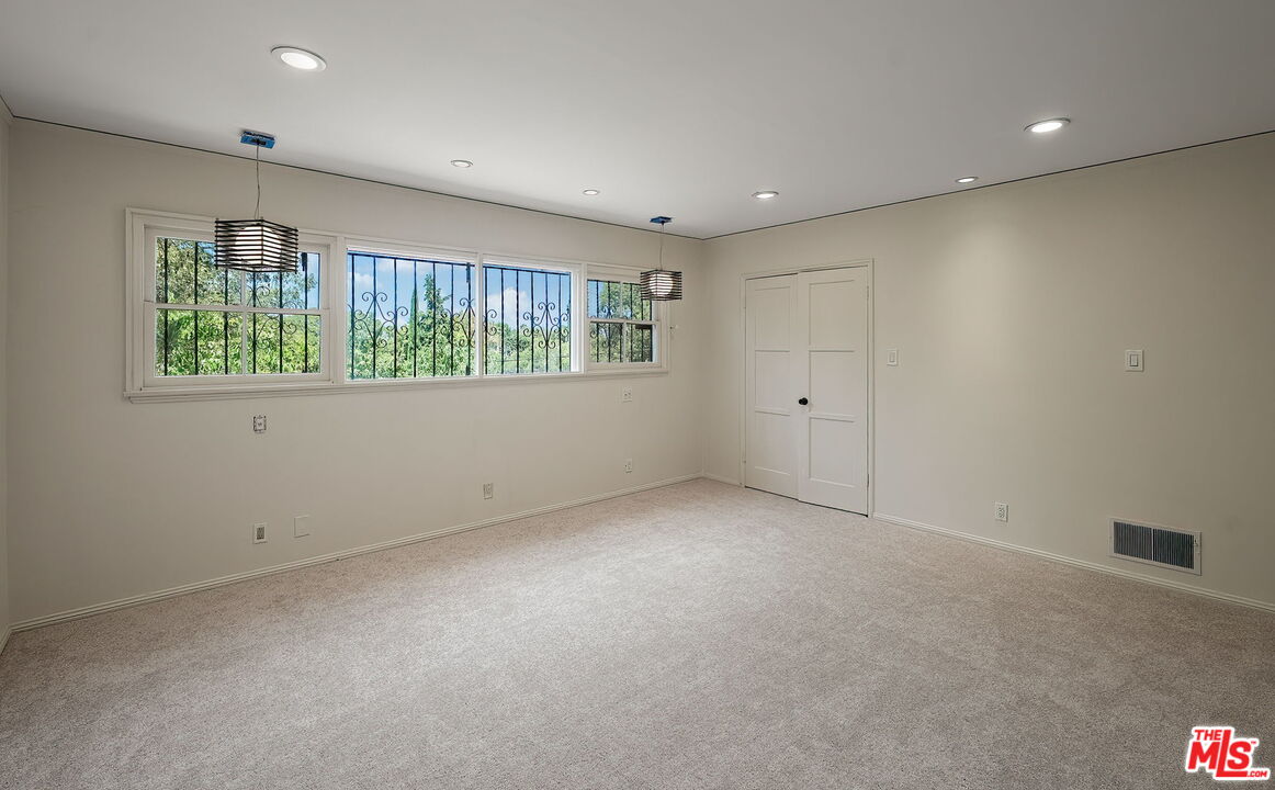 9149 Hillsboro Dr