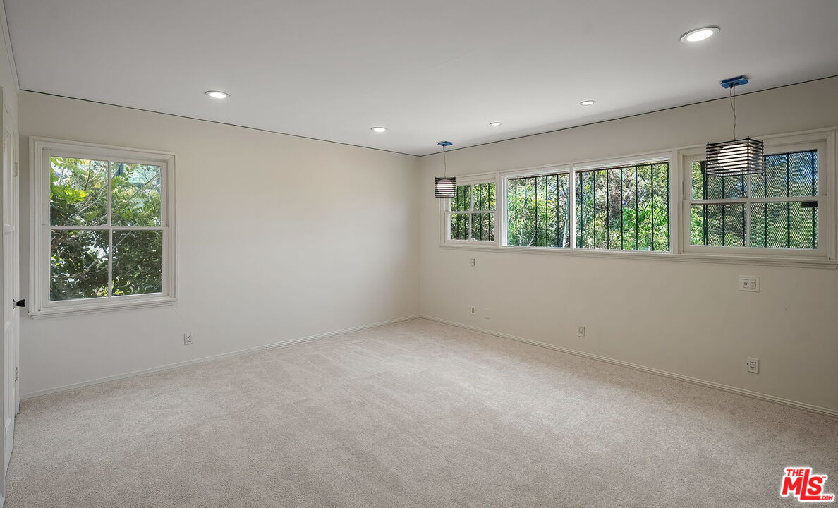 9149 Hillsboro Dr