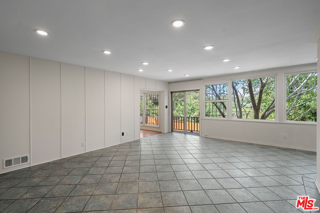 9149 Hillsboro Dr