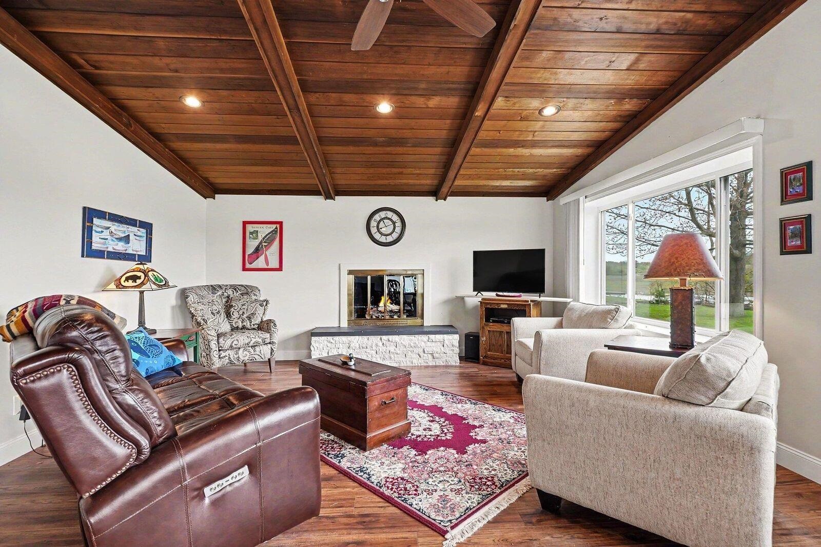 5495 Oakridge Drive