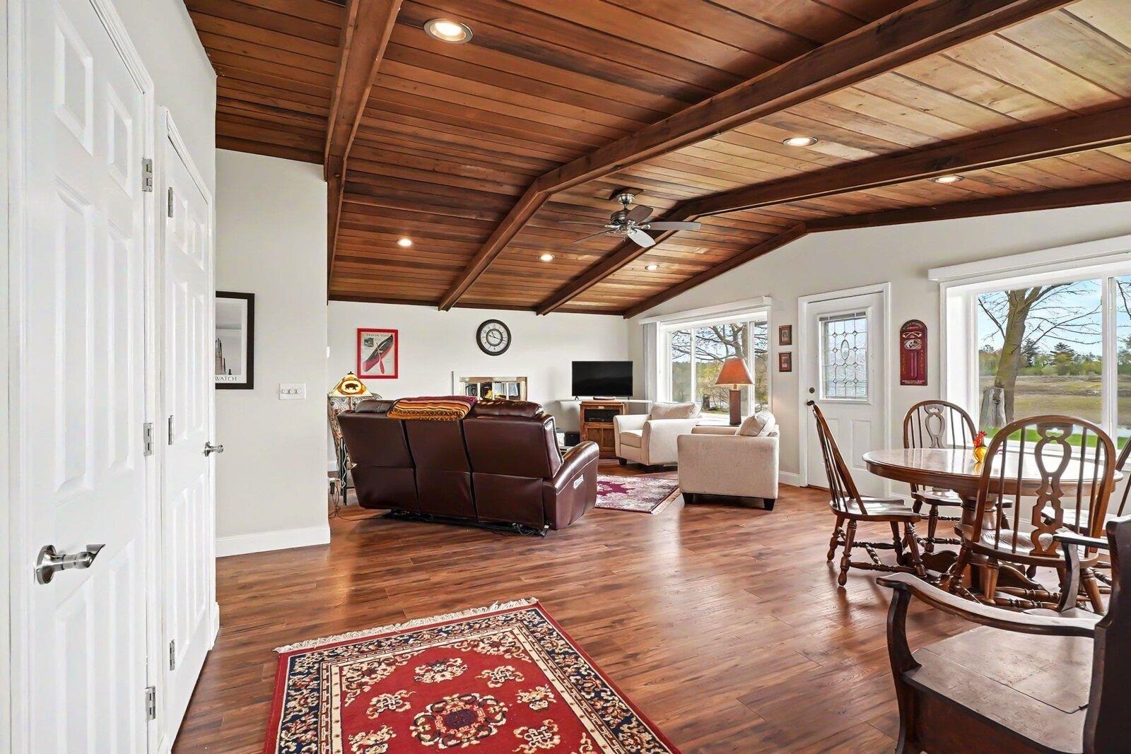 5495 Oakridge Drive