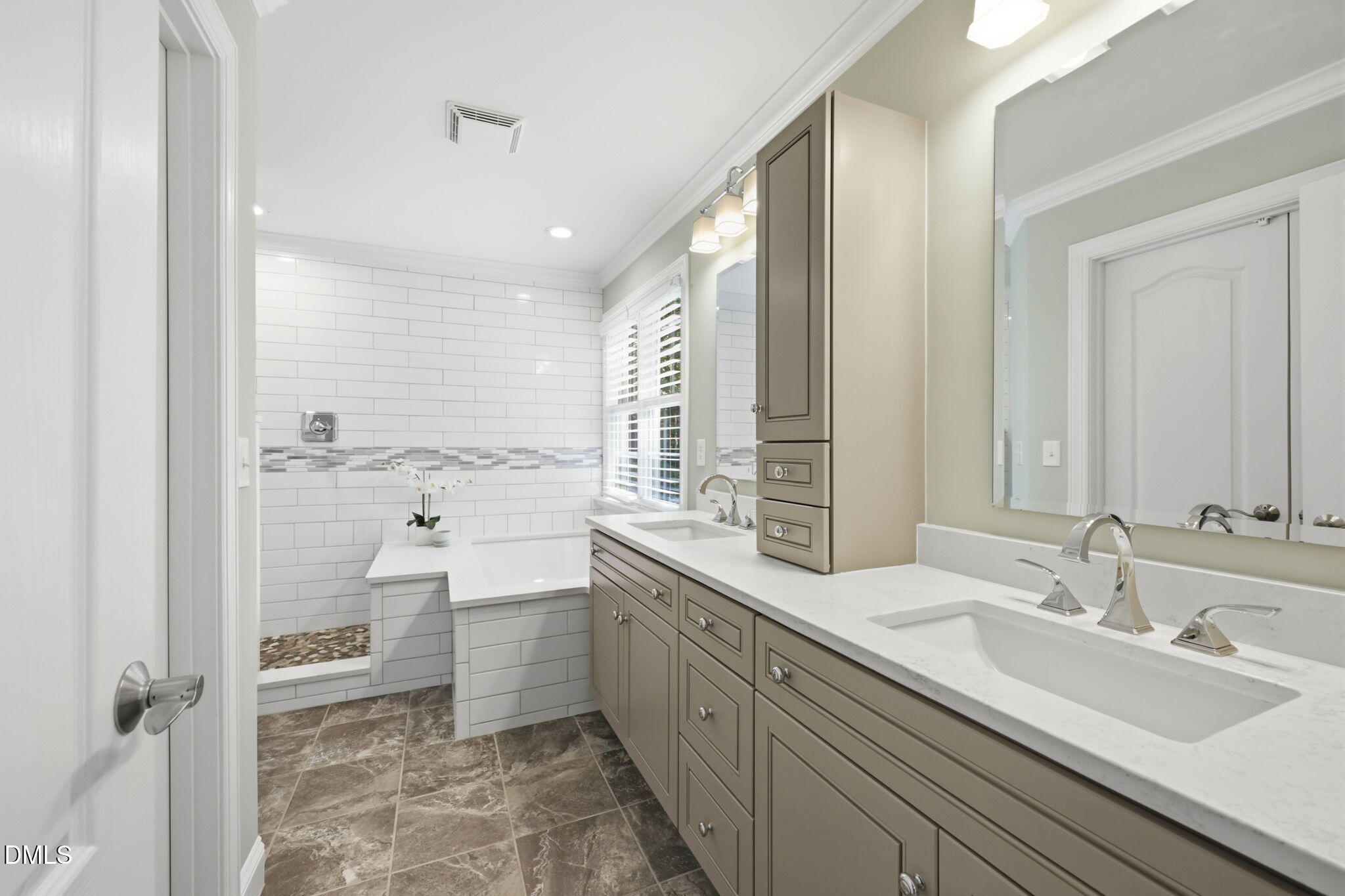 215 Lansbrooke Lane