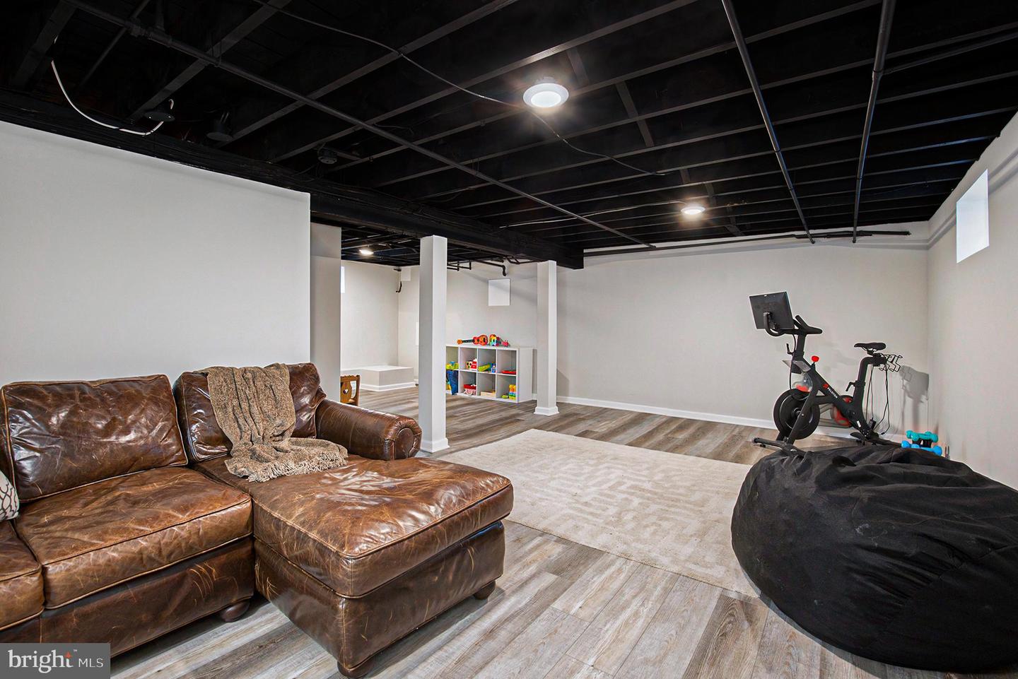 33 E Vassar Rd