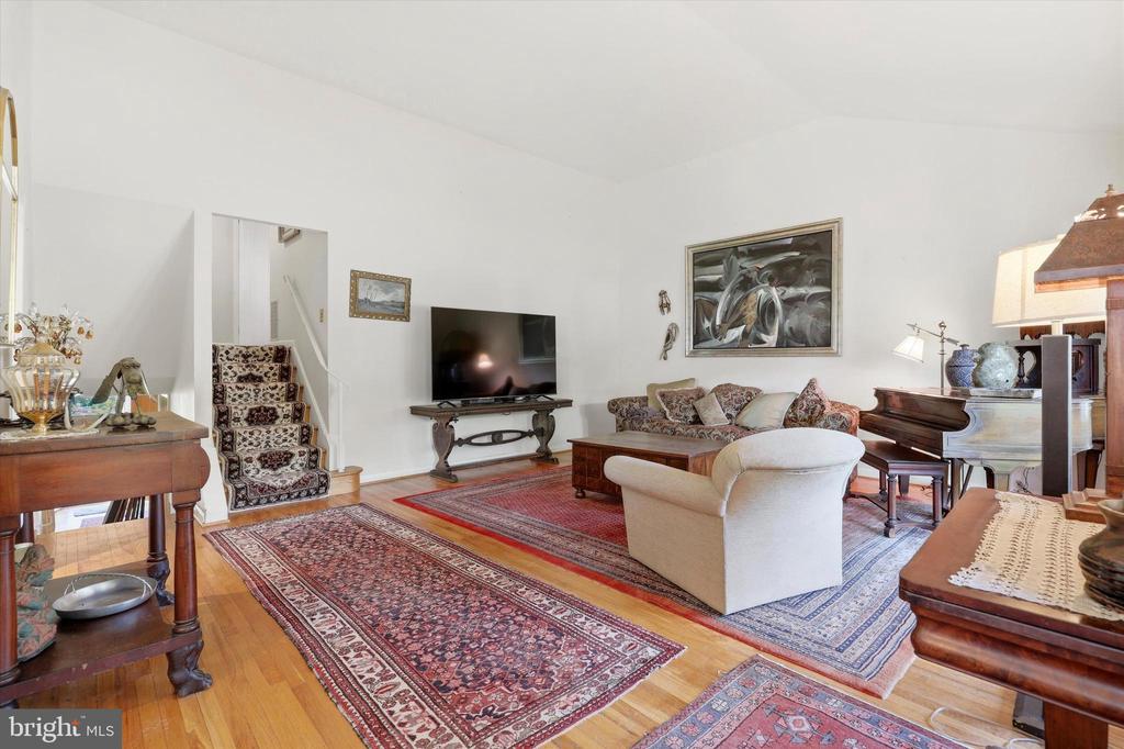 305 TEAROSE LANE