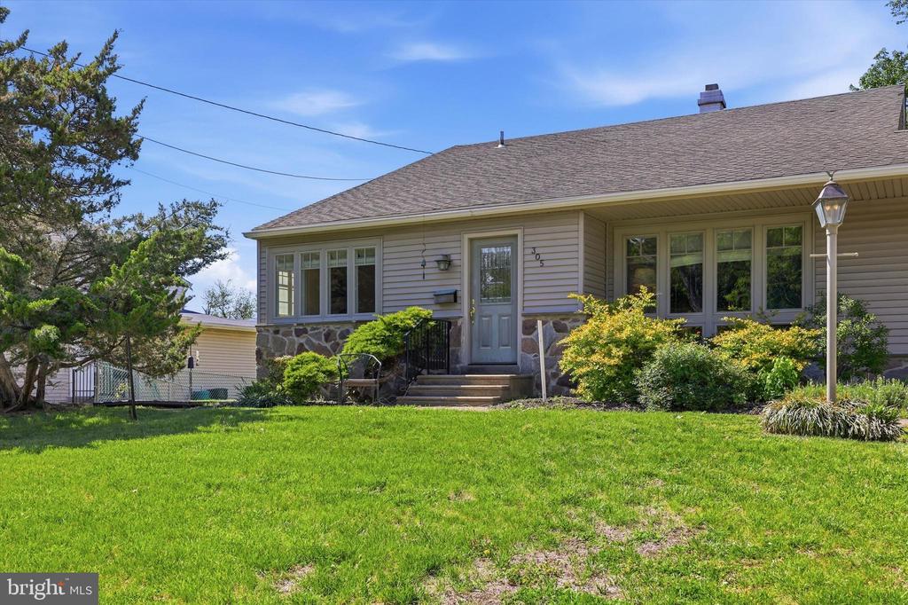 305 TEAROSE LANE