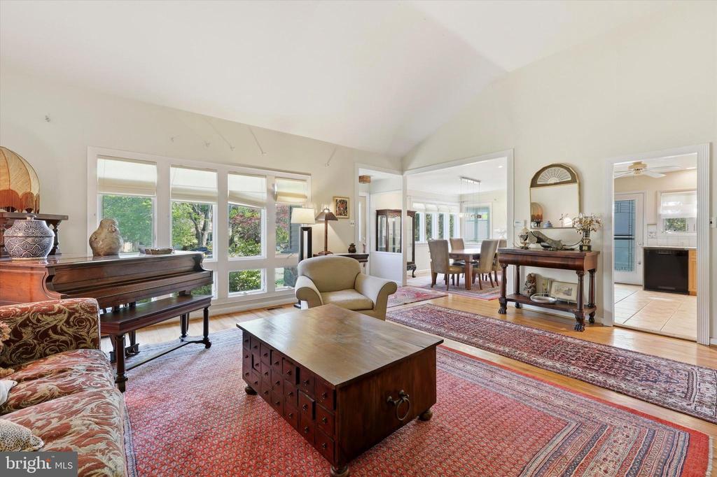 305 TEAROSE LANE