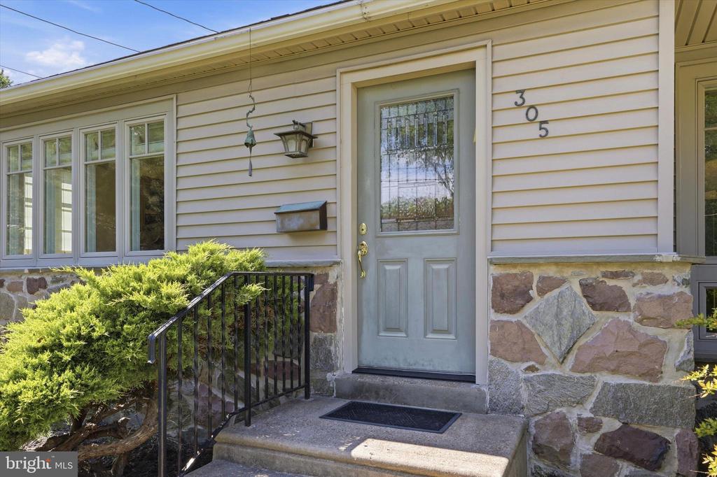 305 TEAROSE LANE