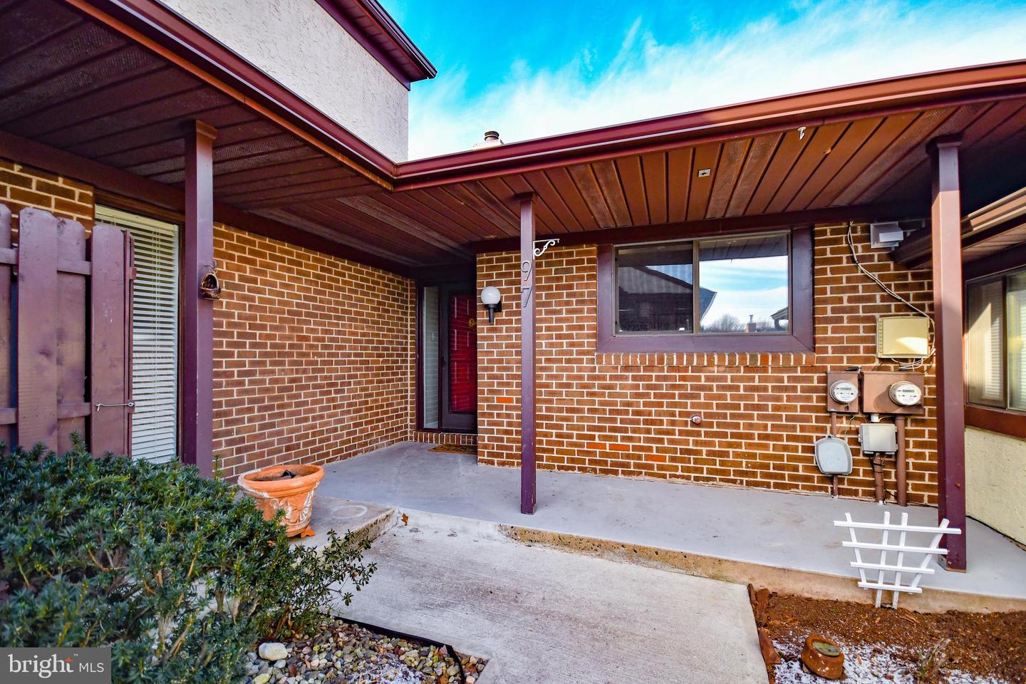 97 Palace Ct