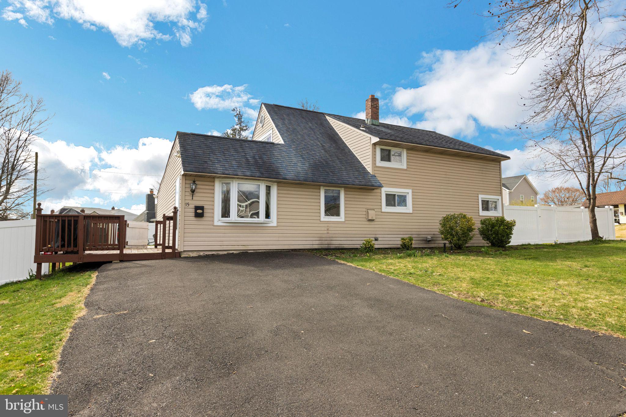 15 Ridge Ln