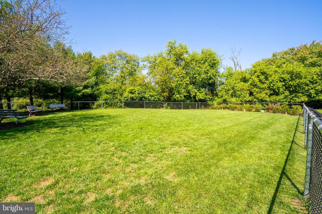 2428 Linksman Ln