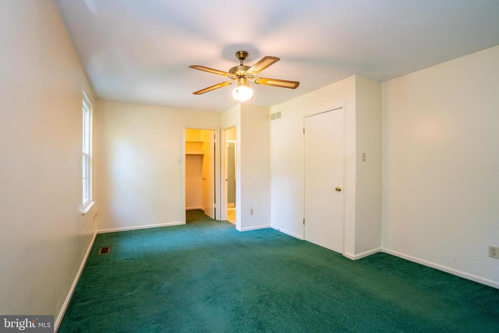 2428 Linksman Ln