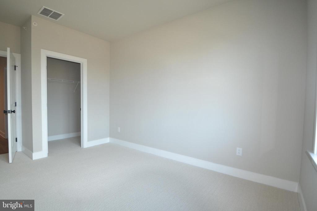 204 FOXHEDGE RD #100