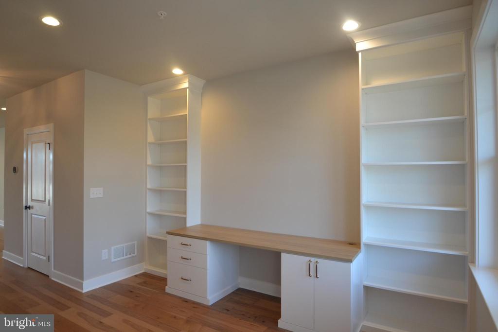 204 FOXHEDGE RD #100