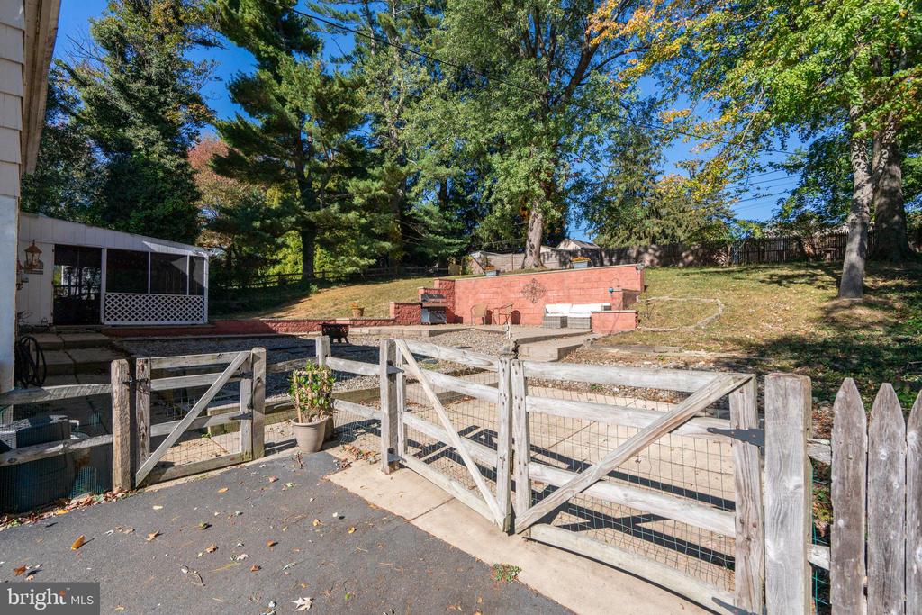 261 FAIRHILL DRIVE