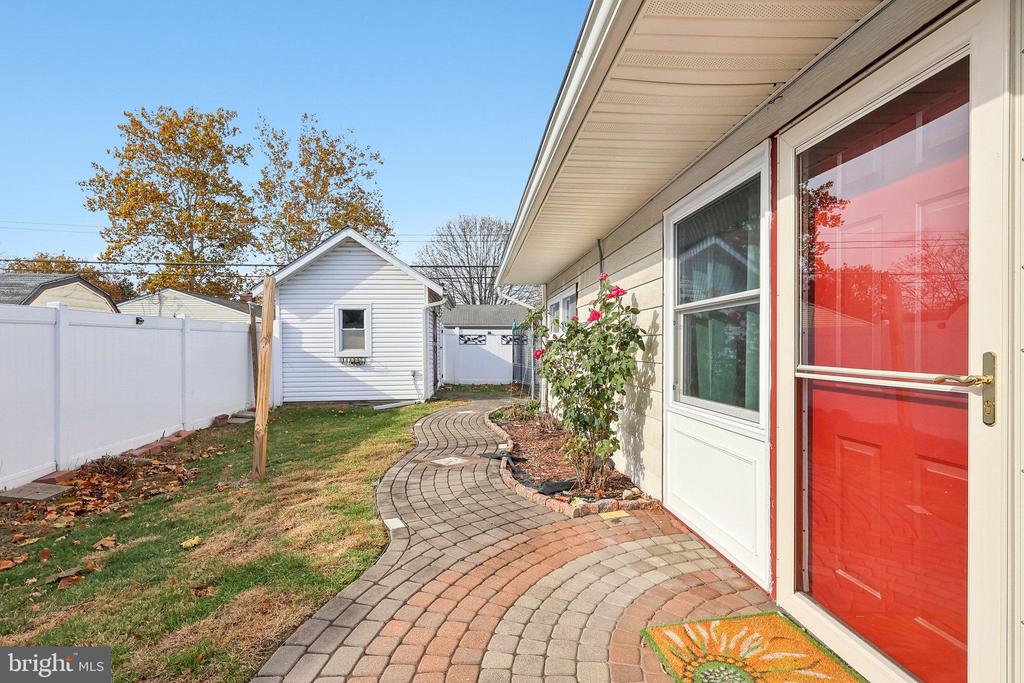 11 CRIMSON KING LANE