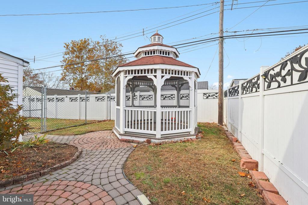 11 CRIMSON KING LANE