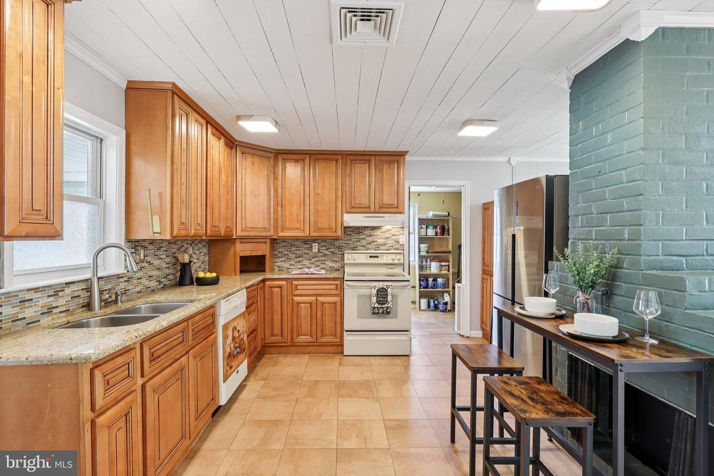 11 CRIMSON KING LANE