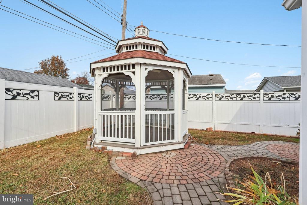 11 CRIMSON KING LANE