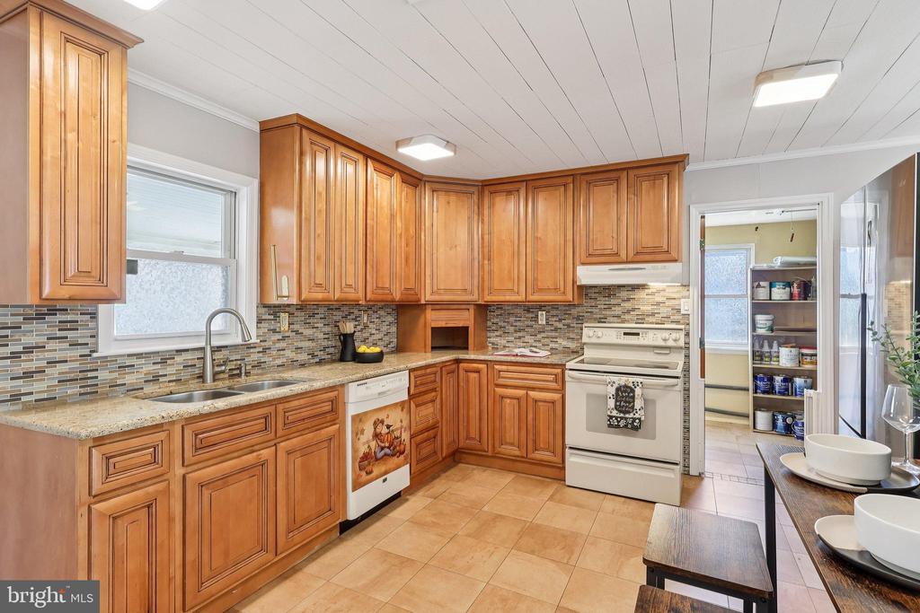 11 CRIMSON KING LANE