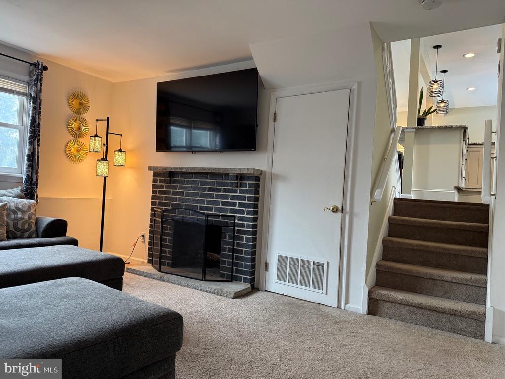 812 LILLIAN LANE