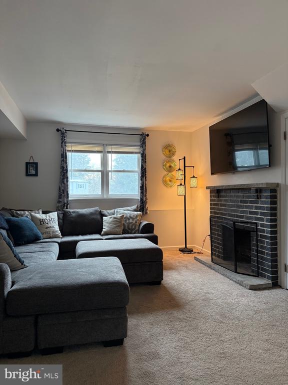 812 LILLIAN LANE
