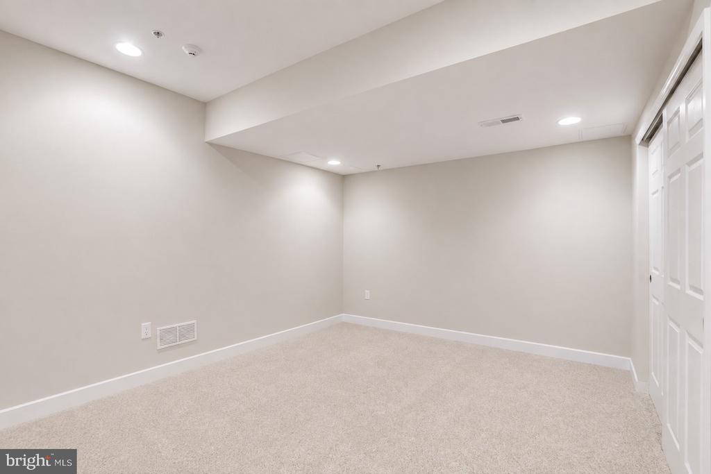 307 INGLETON COURT