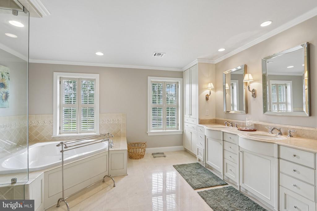 3696 COLDBROOK CIRCLE