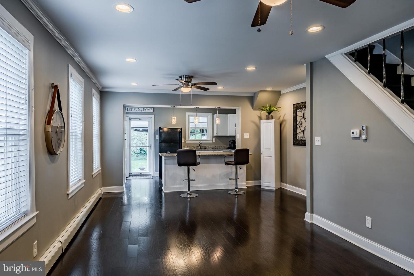 138 W Main St