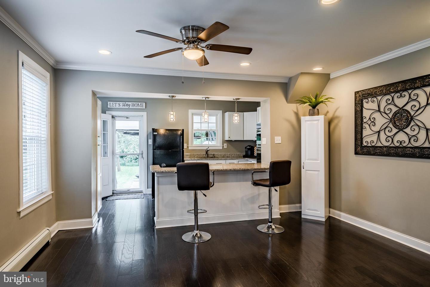 138 W Main St