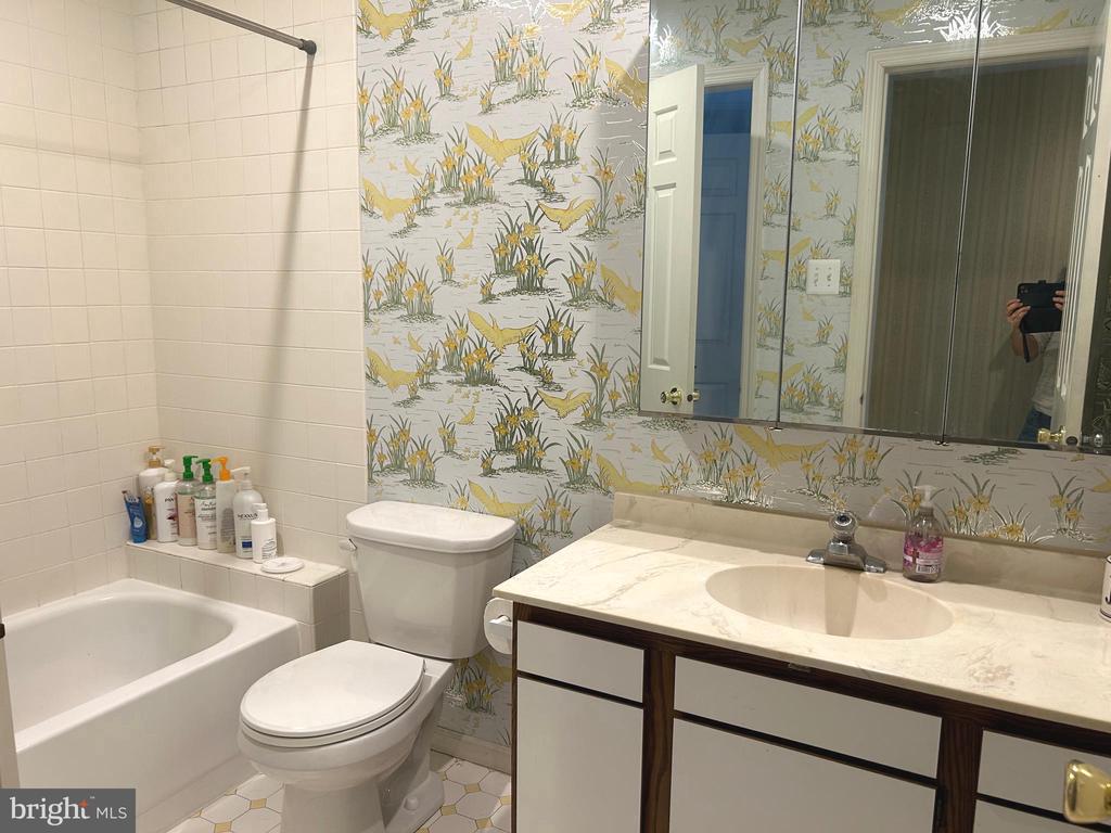 206 SPRINGHOUSE POND