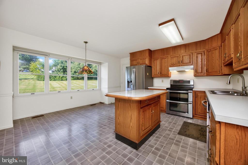 1671 BOW TREE DRIVE