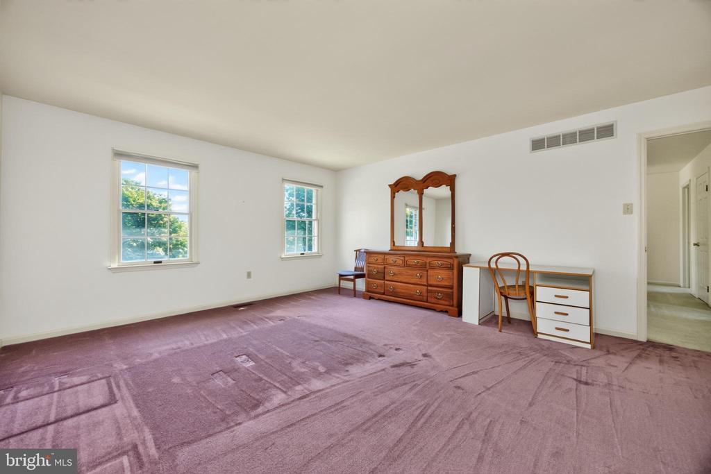 1671 BOW TREE DRIVE