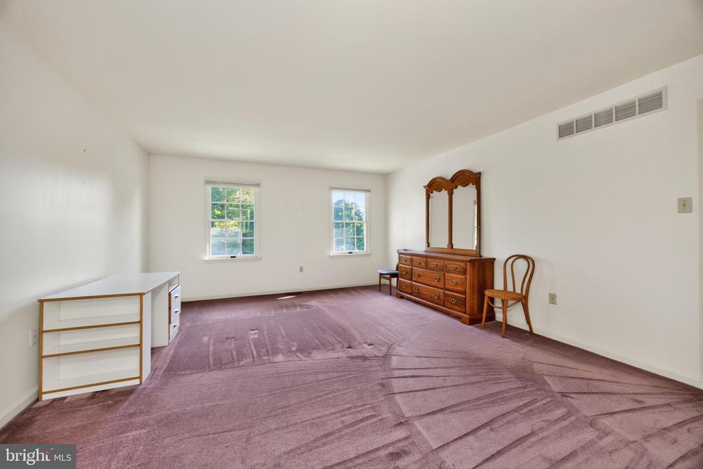1671 BOW TREE DRIVE