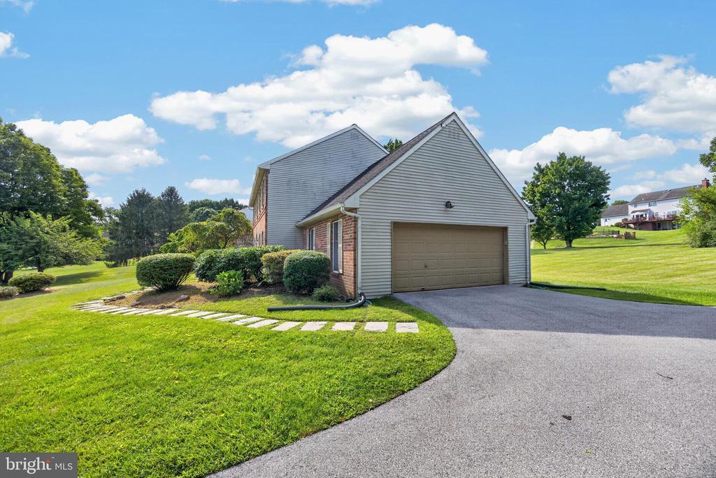 1671 BOW TREE DRIVE