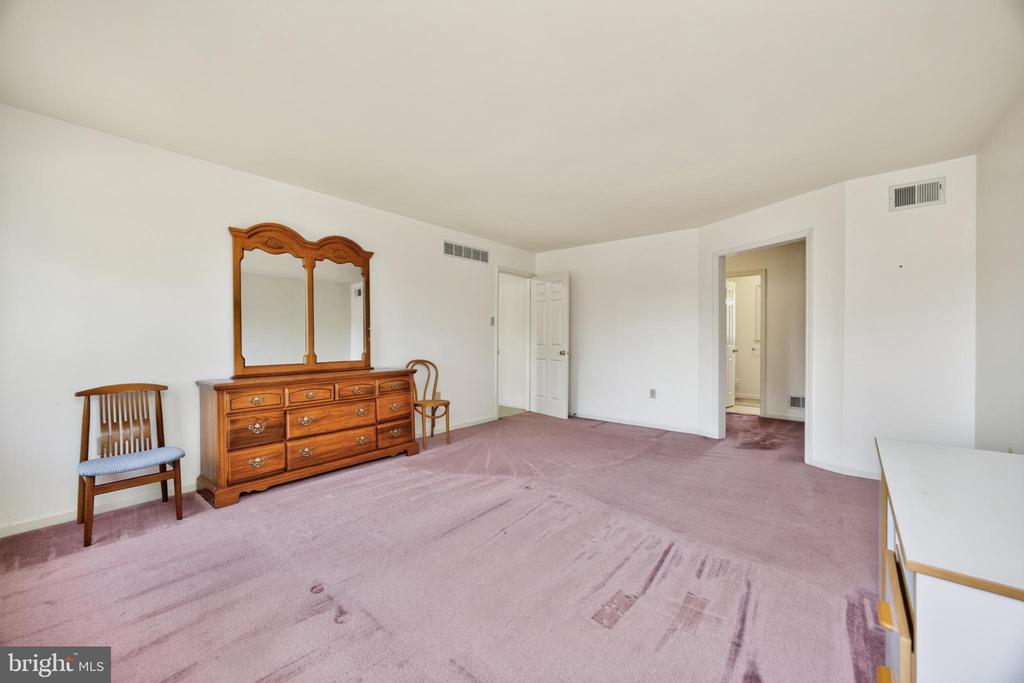 1671 BOW TREE DRIVE