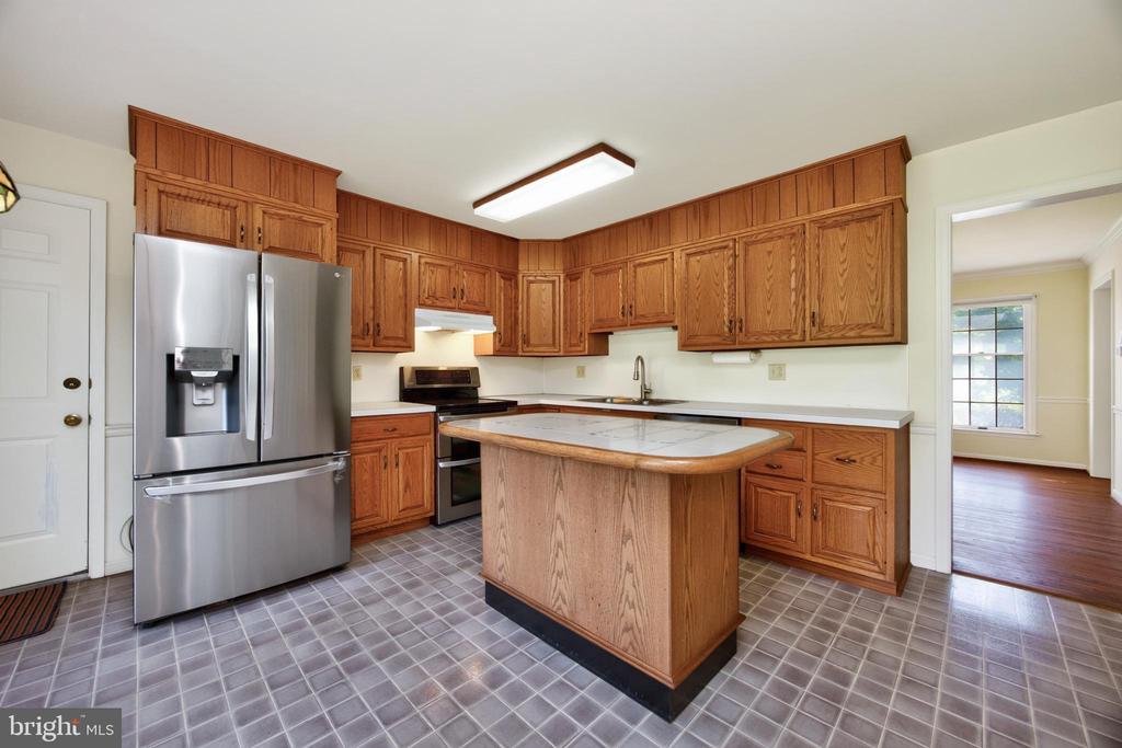 1671 BOW TREE DRIVE
