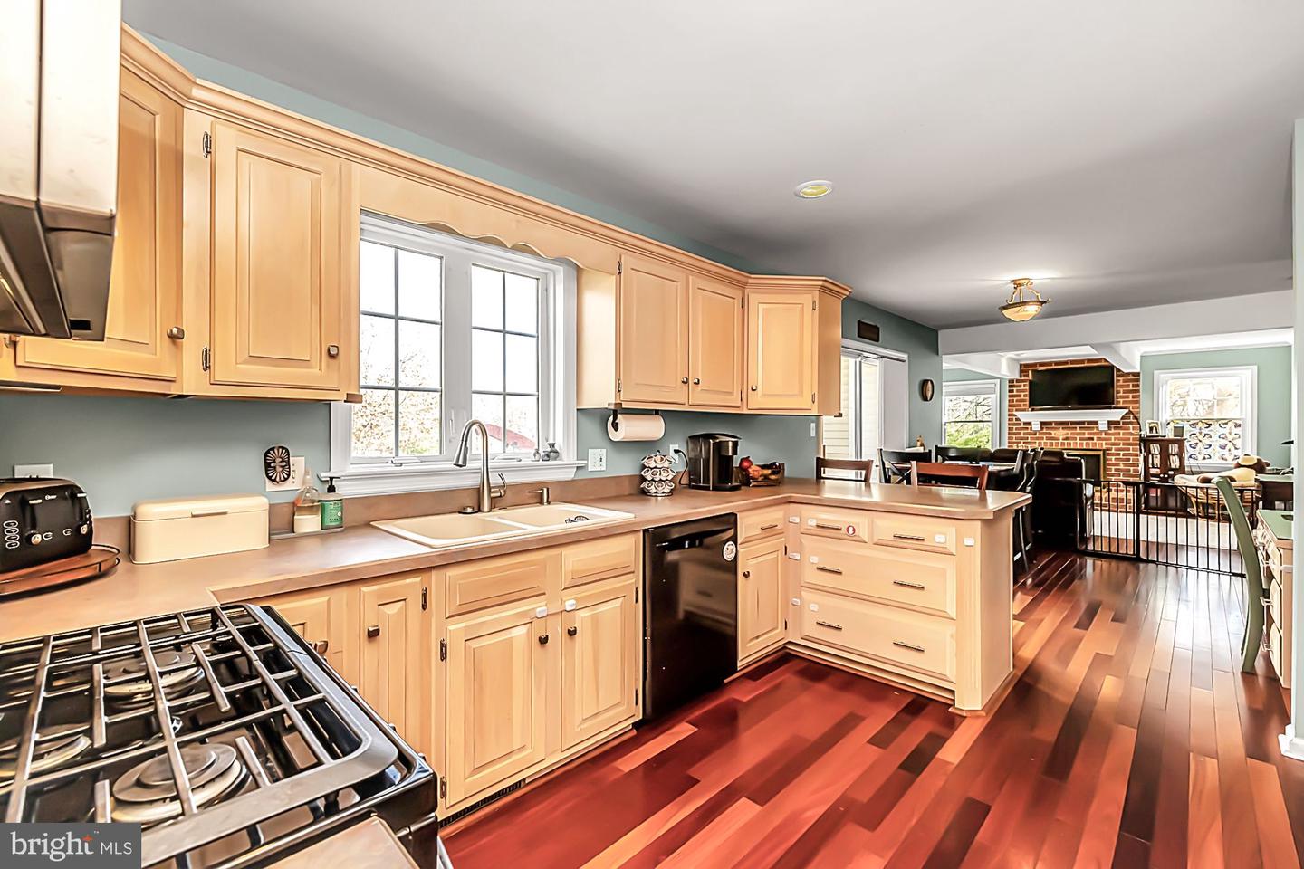 216 Sawleaf Cir