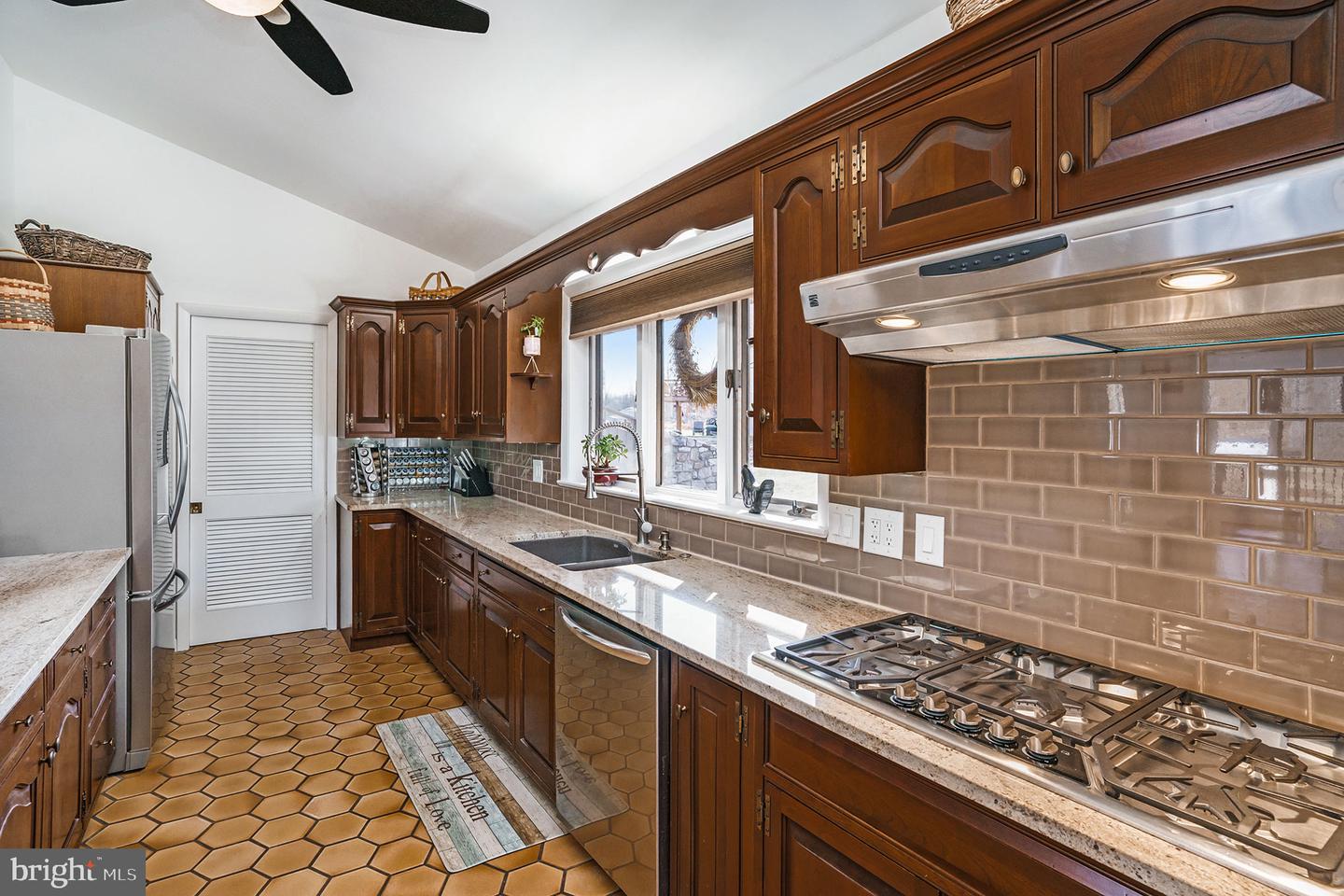 21 Walnut Ln