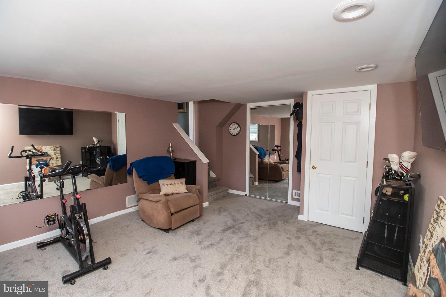 2570 Rosewood Ave