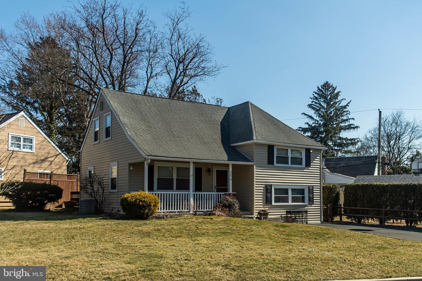 2570 Rosewood Ave
