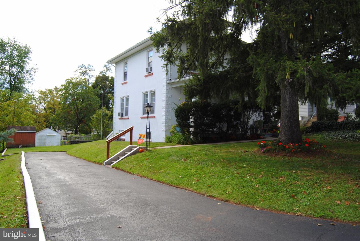 28 Oakdale Ave