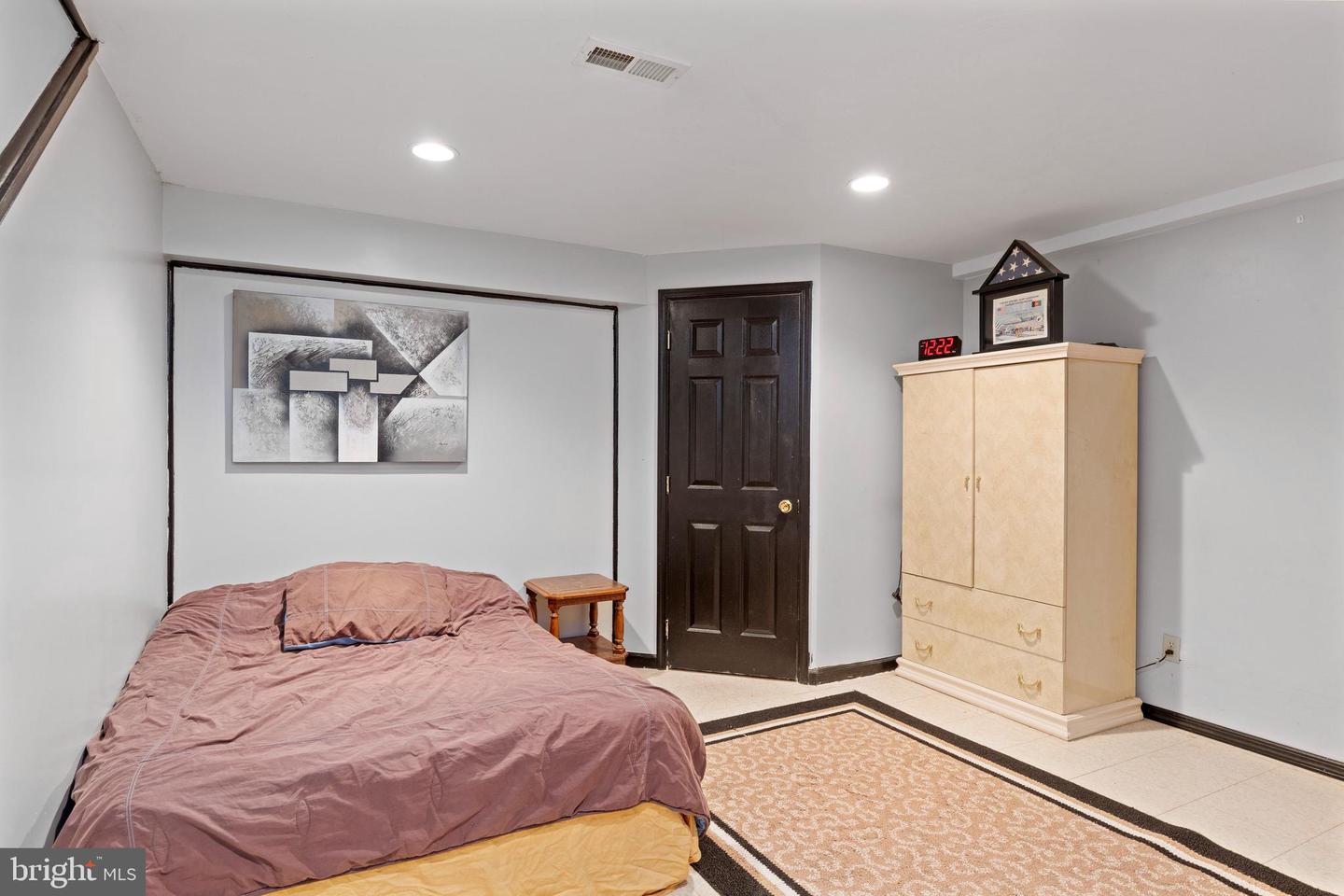 2262 Locust Dr