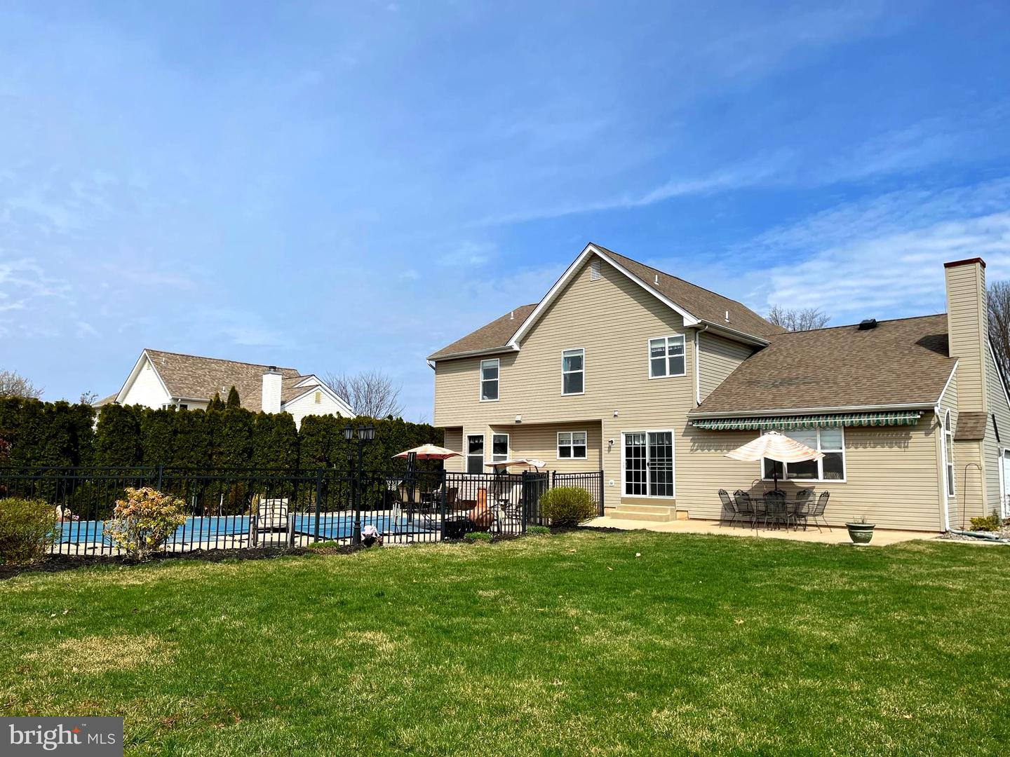 2262 Locust Dr