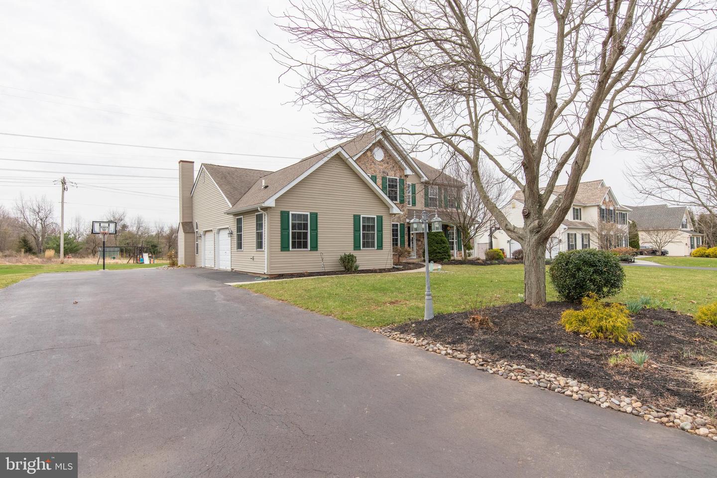 2262 Locust Dr